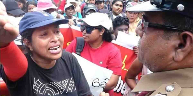 රැකියා විරහිත උපාධිධාරී විරෝධයට පොලිසිය මැදිවීමෙන් පාර්ලිමේන්තු වටරවුම උණුසුම් වෙයි! I Sri Lanka Latest News