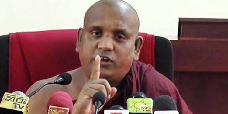 දරුවො ඉන්න දෙමව්පියෝ වුණාම රෑට රෑට ක්ලබ් ගානේ ගිහින් පිස්සු නටන්න ඕනද? රාජපක්ෂලා වෙනුවෙන් පෙනී ඉන්න සද්ධාතිස්ස හිමියන්ගෙන් යෝෂිතට කුණු බැණුම්! VIDEO I Sri Lanka Latest News