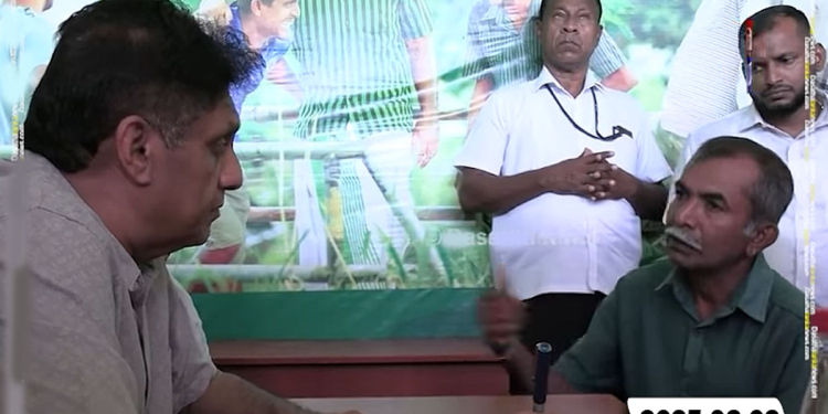 අනුරපුරේ ආ සජිත්ව ගොවීන් වටකරගනී! ප්‍රශ්න එකින් එක කියයි! සහතික මිල වරද්දලා හදපු හැටිත් පෙන්වයි! සජිත් කොළයක් අරගෙන සියල්ල තිතට ලියාගනී! පාර්ලිමේන්තුවේ කතාකරන්න පොරොන්දු වෙයි! VIDEO I Sri Lanka Latest News