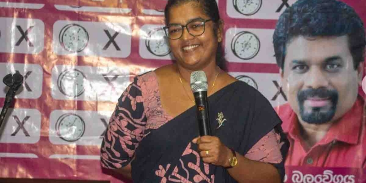සිංහලද දෙමළද මුස්ලිම්ද කියලා නෑ අවුරුදු 18 දක්වා සෑම දරුවකුටම අවුරුදු 13ක අධ්‍යාපනයක් දිය යුතුයි! කාටවත් ඒකට විරුද්ධ වෙන්න බෑ! මේ ගැන කතා කරද්දී ආගම්වාදී විදිහට මට සමාජ මාධ්‍යයෙන් මඩ ගහනවා! මොන ප්‍රශ්න ආවත් දරුවන්ගේ අධ්‍යාපන අයිතිය වෙනුවෙන් අපි පෙනී සිටිනවා! බිමල් කතා කරපු ඇමැති සාවිත්‍රී පෝල්රාජ්ට මඩ ගහපු හේතුව මෙන්න! VIDEO I Sri Lanka Latest News