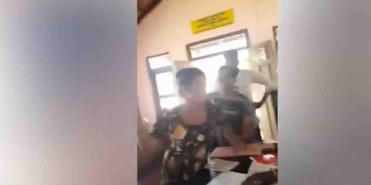 කාන්තා දිනේදී කාන්තාවොත් දාගන්න ලෙඩ! කාන්තාවක් ගිහින් ග්‍රාමසේවක කාන්තාවට කනට ගහලා! තවත් කාන්තාවක් හවුල් වෙලා! VIDEO I Sri Lanka Latest News