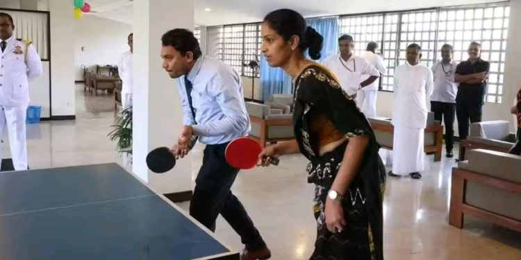 අයවැය විවාදය අස්සේ මාලිමාවේ නියෝජ්‍ය ඇමැති චතුරංගයි මන්ත්‍රී නිලන්ති කොට්ටහච්චියි ටේබල් ටෙනිස් ගහලා! Sri Lanka Latest News