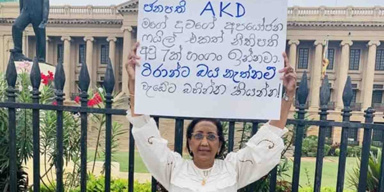 හිටපු අගමැති‌ගේ දොස්තර දියණිය පාරට බහී! කෙළින්ම ජනාධිපති ලේකම් කාර්යාලය ඉදිරිපිටට එයි! VIDEO I Sri Lanka Latest News