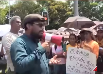 අනුරලා බිමල්ලා එක්ක හැප්පෙන්න විජේවීරගේ පුතා පාර්ලිමේන්තුව ළඟටම එයි! බැරියර් දාලා පාර වහලා! VIDEO I Sri Lanka Latest News