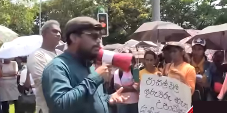 අනුරලා බිමල්ලා එක්ක හැප්පෙන්න විජේවීරගේ පුතා පාර්ලිමේන්තුව ළඟටම එයි! බැරියර් දාලා පාර වහලා! VIDEO I Sri Lanka Latest News