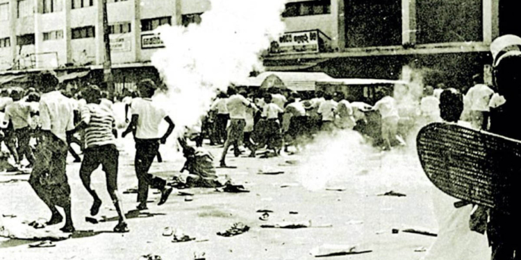 පිල්ලෙයාන් ඉස්සුවා කියන මහාචාර්යවරයාගේ සිද්ධිය අස්සේ දකුණේ ප්‍රසිද්ධ මහාචාර්යවරු දෙන්නෙක්ගෙ මිනීමැරුම් ගැනත් හොයන්න යයි! ඝාතනයේ විස්තර දැනගන්න පුළුවන් ප්‍රසිද්ධ පුද්ගලයන් ගැනත් ඔත්තුවක්! VIDEO I Sri Lanka Latest News