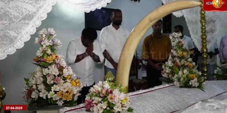ජවිපෙ ආරම්භක නායක රෝහණ විජේවීරගේ නැගණියගේ දේහයට අවසන් ගෞරව දක්වන්න අනුර තංගල්ලට යයි! VIDEO I Sri Lanka Latest News