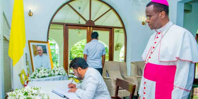 අනුර වතිකානු තානාපති කාර්යාලයට ගිහින් පාප් වහන්සේගේ ස්වර්ගස්ථ වීමට ශෝකය පළකරයි! PHOTOS I Sri Lanka Latest News