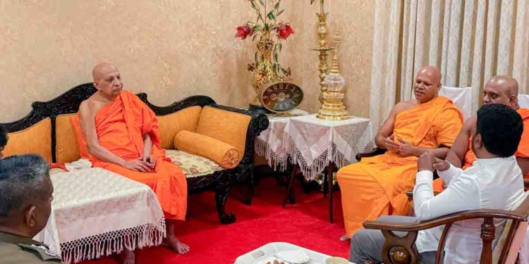 අනුර මහනුවරට ගිහින් මල්වතු-අස්ගිරි මහා නාහිමිවරුන් බැහැ දකී! VIDEO & PHOTOS I Sri Lanka Latest News
