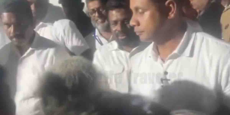දළදා වන්දනාවට එක්ව සිටින ජනතාවගේ දුක සැප බලන්න අනුර හදිසියේම මහනුවර ජනතාව අතරට යයි! ‘අම්මෙ.. මොකද හිතෙන්නේ..?’ VIDEO I Sri Lanka Latest News