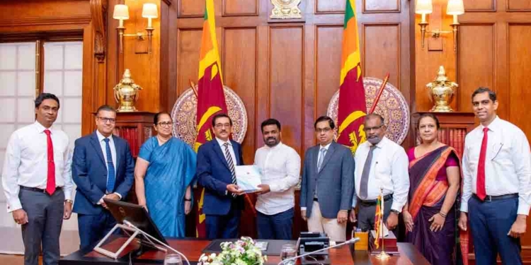 ආර්ථිකය වේගයෙන් යථා තත්ත්වයට! නන්දලාල් මහබැංකු වාර්තාව අනුරට පිළිගන්වයි! PHOTOS I Sri Lanka Latest News‍