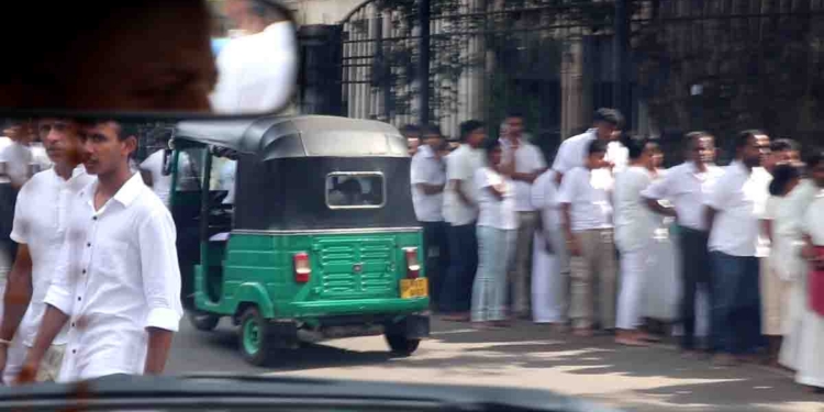 සමාජ මාධ්‍යයේ යන මේ කතාව ඇත්තක්ද? ලක්ෂ ගණන් මිනිස්සු පෝලිමේ දවස් ගණන් දුක් විඳිද්දී ඉහළ මැදිහත්වීමකින් VIP-VVIP වෙනම පෝලිමක්! ආණ්ඩුවේ ලොකුලොක්කන්-රජයේ නිලධාරීන් -ආරක්ෂක අංශ අය-දේශපාලන බලවතුන්-ඥාතීන් නිදහසේ දළදාව වඳිනවාලු! VIDEO I Sri Lanka Latest News