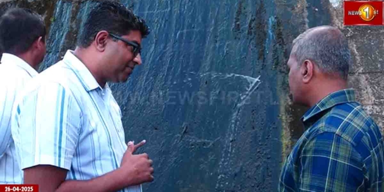 ධාතුසේන රජ්ජුරුවෝ හදපු කලා වැව නැති වෙන්නද යන්නේ? මහා විනාශයක් වෙන්න ළඟයිද? මාසෙකට කලින් වැව් බැම්ම ළඟින් නිධානයක් ගොඩ අරන්? වතුර කාන්දුව ආවේ නිධානය ගන්න කලින්ද-පස්සෙද? මොකද්ද මේ වෙලා තියෙන්නේ? VIDEO I Sri Lanka Latest News