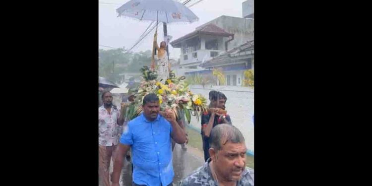 කව්රු බොරු කළත් කව්රු විකුණගෙන කෑවත් පාස්කු ප්‍රහාරය එල්ලවූ කටුවපිටිය දේව ප්‍රතිමාව සියල්ල දන්නවා! මේ බලන්න ප්‍රතිමාව එළියට ගත්තාම පාන ප්‍රාතිහාර්යය! VIDEO I Sri Lanka Latest News