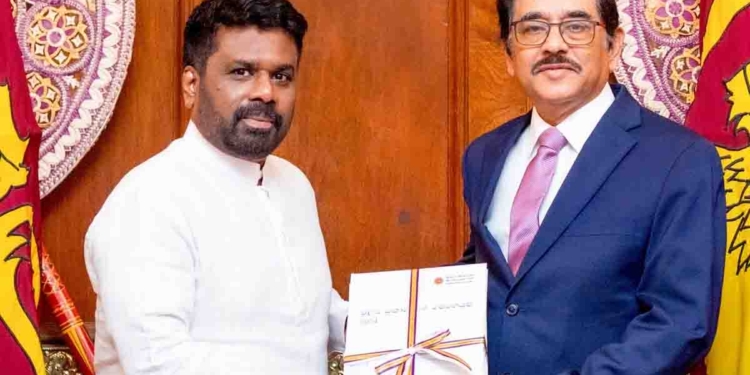 ගිය අවුරුද්දේ මහබැංකු වාර්තාව නන්දලාල් අනුරගේ අතටම දෙයි! PHOTOS I Sri Lanka Latest News