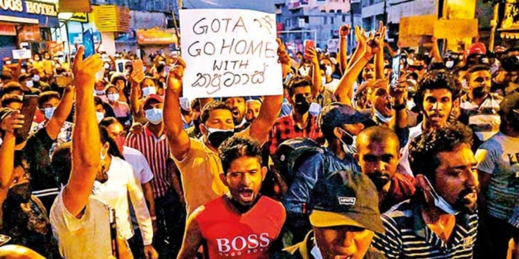 ගෝඨා පන්නපු – සෙනග රැස්වුණු – බස් කුඩු කරපු – ගෙවල් ගිනිතියපු – බේරෙ වැවෙන් නාවපු – අරගලයට තුන්වසයි! පැතූ වෙනස වෙලාද? Sri Lanka Latest News