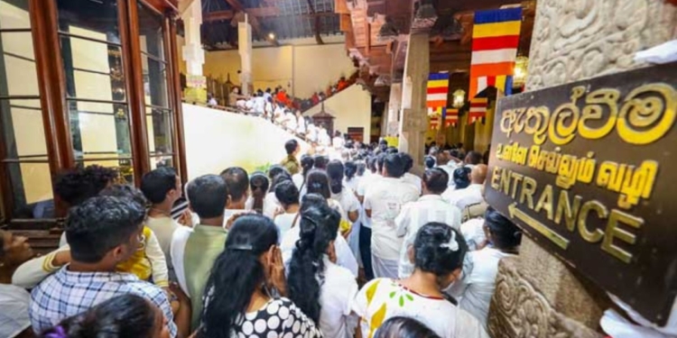 දළදා දැක්මෙ VIP කතාව ඇත්තටම නරකද? ‘මව්රට’ හොයාගත්ත ඇත්ත මෙන්න! Sri Lanka Latest News