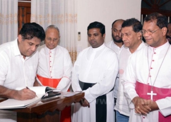 හැමෝම හොයන්න බැරි මහමොළකාරයා හොයනවා! පාස්කු ප්‍රහාරයට පස්සේ සජිත් ප්‍රේමදාස මාස දෙකෙන් මොනවද කළේ? කොච්චිකඩේ පල්ලියට වරායෙන් ඉඩමකුත් අරන් දුන්නා! හැම අඟහරුවාදාම බිෂොප් හවුස් එකේ සාකච්ඡාවට වාඩිවුණා! වහලේ දුර්ලභ වීදුරු වතිකානයෙන් ගෙන්නුවා! වින්දිතයන් සියලු දෙනාට ගෙවල් හදලා දුන්නා! දේවස්ථාන 3ම රජයේ අරමුදලින් හැදුවා! Sri Lanka Latest News