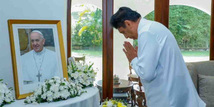 විපක්ෂනායක සජිත් වතිකානු තානාපති කාර්යාලයට ගොස් පාප් වහන්සේ වෙනුවෙන් ශෝකය පළකරයි! VIDEO & PHOTOS I Sri Lanka Latest News