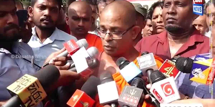 චෙන්කලාඩිවල පන්සල් ඩෝසර් කරනවා! තිස්ස විහාරයේ හමුදාව ඉවත් කරනවා! රණවිරුවන් ජාතික වීරයන් කරපල්ලා! අපි JVP කරන කාලෙ උඹලා වෙනුවෙන් බත් පැකට් එක පිටි පැකට් එක අරන් ගියා! අනුර-ටිල්වින් මේ අහපල්ලා! රටට වැඩක් කරපල්ලා! නැත්නම් කන්න වෙන්නේ නොකාපු කෑමක්! VIDEO I Sri Lanka Latest News