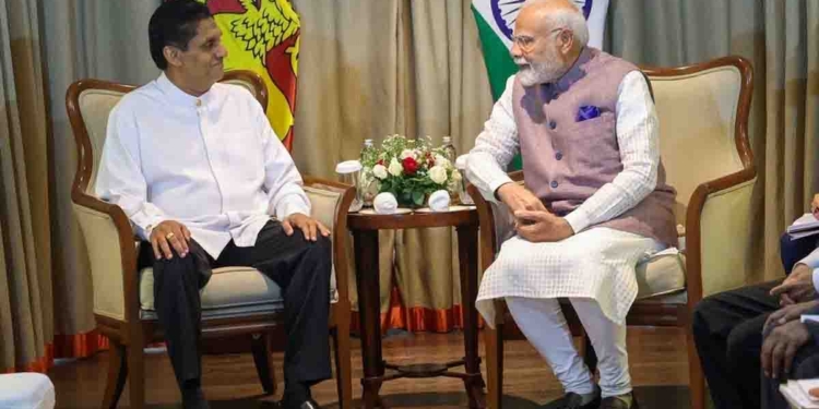 මෝදි හා සජිත් අතර මුහුණට මුහුණ හමුවක්! විනාඩි 25කට වෙන් කර තිබූ සාකච්ඡාව විනාඩි 40ක් ඇදෙයි! සජිත් මෝදිට සමරු තිලිණයක්ද පිළිගන්වයි! VIDEO & PHOTOS I Sri Lanka Latest News