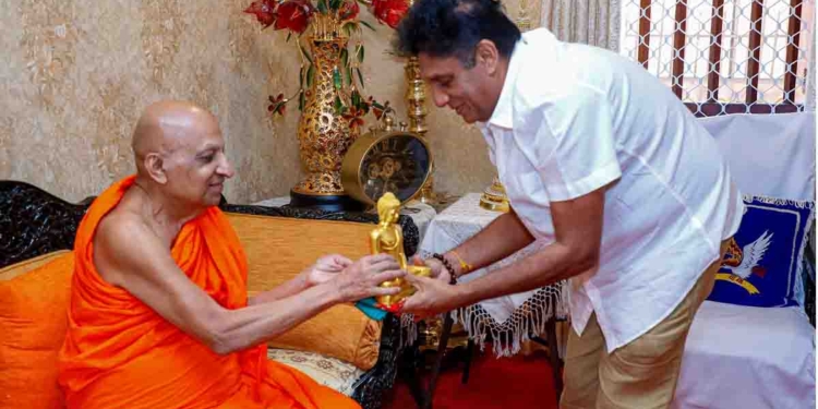 මහනුවරට ආවාම අස්ගිරි-මල්වතු මහනාහිමිවරුන් සජිත්ට මොනවද කිව්වේ? මල්වතු මහානාහිමියන් සජිත්ට බුද්ධ ප්‍රතිමාවක් තෑගි දුන්නේ ඇයි? PHOTOS & VIDEO I Sri Lanka Latest News