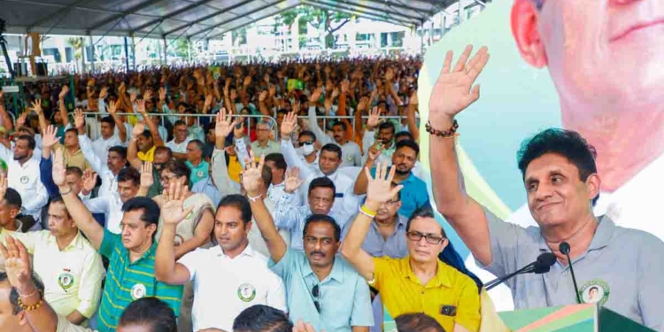 ට්රම්ප් ලංකාවට බදු පනවන්න යනවා කියලා අපි පාර්ලිමේන්තුවේදී මීට මාස ගාණකට කලින් කියද්දී ආණ්ඩුව හිනාවුණා! රීති ප්රශ්න මතු කරලා මයික් ඕෆ් කළා! පස්සේ කිව්වා අමෙරිකාවට ටීම් එකක් යවනවා කියලා! කව්ද යවපු ටීම් එක? ඒ අය ගිහින් හමුවුණේ කව්ද? දැන් ඇඟලුම් ක්ෂේත්රයේ ලක්ෂ ගණනාවකගේ රස්සා අනතුරේ! ආණ්ඩුව රටම අමාරුවේ දමපු හැටි සජිත් පක්ෂ සමුළුවේදී පෙන්වා දෙයි! VIDEO & PHOTOS I Sri Lanka Latest News