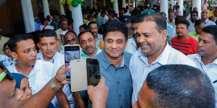 ඔන්න නොකිව්වා කියන්න එපා! වහාම දක්ෂ ටීම් එකක් අමෙරිකාවට යවලා ට්‍රම්ප්ගේ බදු ප්‍රශ්නය විසඳගන්න! නැත්නම් බංකොලොත්කමටත් වඩා භයානක ආර්ථික සුනාමියක් එන්නයි යන්නේ! VIDEO & PHOTOS I Sri Lanka Latest News‍
