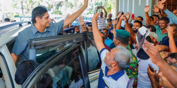 අපි කොච්චර කිව්වද? ඇහුවෙ නෑ! උද්දච්ඡ විදිහට හිනාවෙවී හිටියා! දැන් මොකද්ද වෙලා තියෙන්නේ? මෙහේ කමිටු දැම්මට එහේ ට්‍රම්ප් බදු අඩු කරන්නේ නෑ! අඩු තරමේ බංකොලාත් රටකට මෙහෙම කරන්න එපා කියන්නවත් බැරි තරමට මේ ආණ්ඩුව බංකොලොත් වෙලා! VIDEO & PHOTOS I Sri Lanka Latest News