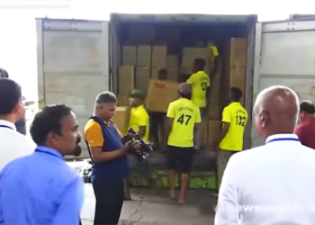 ඩුබායිවලින් පුටු ගෙන්වනවා කියලා කැලණියේ පොරක් සුපිරි ගේමක් ගහලා! බහාලුම් චෙක් කරද්දි අමුතු අමුතු බඩු මතුවෙලා! VIDEO I Sri Lanka Latest News