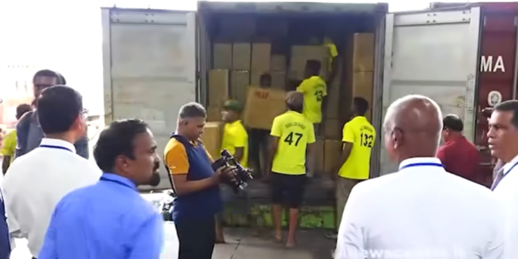 ඩුබායිවලින් පුටු ගෙන්වනවා කියලා කැලණියේ පොරක් සුපිරි ගේමක් ගහලා! බහාලුම් චෙක් කරද්දි අමුතු අමුතු බඩු මතුවෙලා! VIDEO I Sri Lanka Latest News