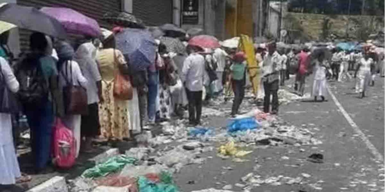 දළදා වඳින්න මහනුවරට ආ ලක්ෂ 3ක් බැතිමතුන්ට දවස් 5ක් පහසුකම් දෙන්න බැරිව ආණ්ඩුව කෙඳිරි ගානවා! කොළඹට දවසට ලක්ෂ 10ක් පිටින් එනවා! නුවර දවස් 5ක් කරගන්න බැරිව කොළඹ අවුරුදු 4ක් කොහෙ කරන්නද? කොළඹ මාලිමාවට ගියොත් නුවරට වඩා අන්ත වෙනවා! VIDEO I Sri Lanka Latest News