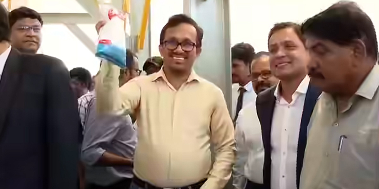 “මගේම කලිසම අගේට ඇඳගෙන ඌ උගේ වගේ යනවා….”! ‘අලිමංකඩ ලුණු’ ඇත්ත කතාව සාක්ෂි සහිතව එළියට දමමින් විමල් හඳුන්නෙත්තිට ලොකු ෂොට් එකක් දෙයි! VIDEO I Sri Lanka Latest News