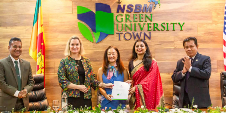 NSBM හරිත සරසවිය තම සිසුන්ට ඇමෙරිකානු සරසවියේ දොරහරියි! ඇමෙරිකානු සරසවිය සමග සහයෝගිතා ගිවිසුමකට අත්සන් තබයි! Sri Lanka Latest News