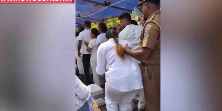 ලක්ෂ ගාණක් පෝලිමේ ඉද්දී රාලහාමී කෙනෙක් තරුණ නෝනා කෙනෙක්ව පෝලිම් පන්නවලා ඇතුළට දමයි! කොල්ලො සෙට් එකක් ගේම ඉල්ලයි! රාලහාමිට කටඋත්තර නැතිවෙයි! VIDEO I Sri Lanka Latest News