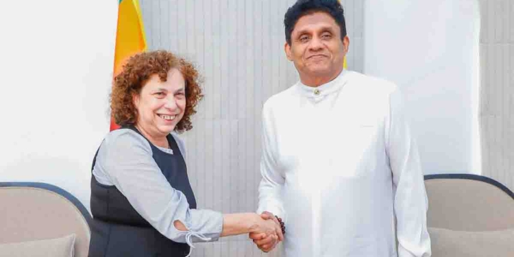 ආණ්ඩුව ට්‍රම්ප් බදු ගහනකම් බලා සිටිද්දී විපක්ෂනායක සජිත් ලක්ෂ ගණන් රස්සා කරන ඇඟලුම් කම්හල් ආරක්ෂා කරගන්න වැඩ පටන් ගනී! මුලින්ම යුරෝපා සංගමේ තානාපති හමුවී GSP+ සහනය ගැන කතාකරයි! VIDEO I Sri Lanka Latest News