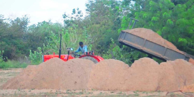 ප්‍රභාකරන් රජ කරපු කිලිනොච්චියේ අද රජ කරන මහා ජාවාරම්කාරයෝ! VIDEO I Sri Lanka Latest News