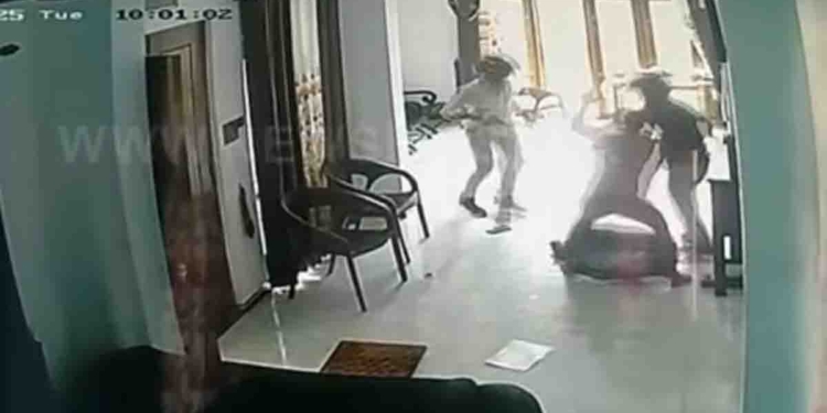 සරමත් කඩාගෙන තුවක්කුකරුවන් එක්ක පොර බදද්දී දෙවන තුවක්කුව පත්තු නොවෙයි! ගේට්ටුව වහපු නිසා තුවක්කුකරුවන් තාප්පෙන් පනිද්දී එකෙක්ගේ කකුල කැඩෙයි! ගම්මුන්ගෙන් ගුටි පූජාවකුත් ලැබිලා! අනෙකා පනී! VIDEO I Sri Lanka Latest News