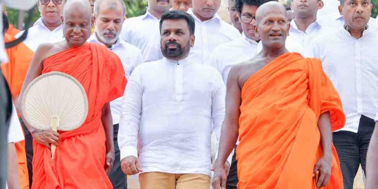 පොළේ ගිහින් බඩු විකුණනවා වගේ නෙමෙයි කුඩු විකිණිල්ල! මට ටික කාලයක් දෙන්න! කුඩු-පාතාලය සහමුලින්ම තුරන් කරනවා! අනුර ගල්කිරියාගම සිරි සමාධි මහා විහාරයේ ධාතු මන්දිරය විවෘත කිරීමේ පුණ්‍යොත්සවයේදී කියයි! VIDEO & PHOTOS I Sri Lanka Latest News