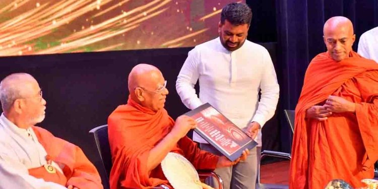 මිනිස්සුන්ගේ පුරුදු වෙනස් කරන්න අමාරුයි! මේක වෙනස් කරන්න කොච්චර අමාරුද කියලා අපි තේරුම් අරන් ඉන්නේ! ශිෂ්ටත්වයෙන් යුත් යහපත් සමාජයක් ගොඩනැගීමට ගත හැකි සෑම පියවරක්ම ගන්නවා! පරණ ඇඳුම් අයින් කරලා අලුත් ඇදුම් ඇඳගන්න ලෑස්තිවෙන්න! සෝභිත හිමියන්ගේ 75 වන ජන්ම දිනයට අනුරත් එක්වෙයි! VIDEO & PHOTOS I Sri Lanka Latest News