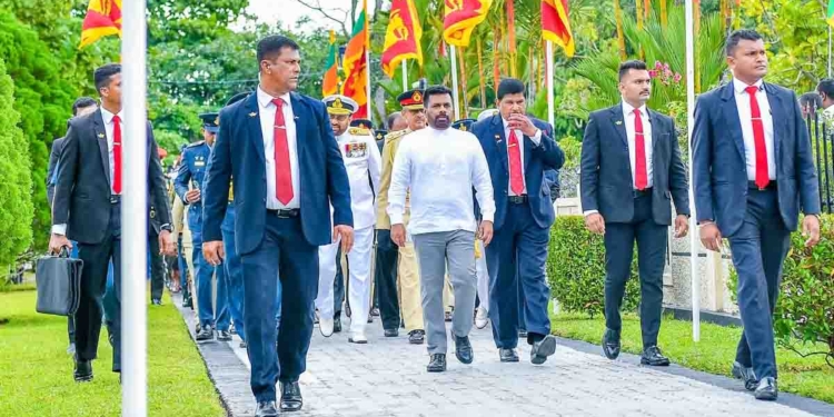 ගෝරනාඩුවට කිසි කෙනෙක් යටත් විය යුතු නෑ! අපි යටත් වන්නේ සත්‍යයට! තමන්ගේ සැමියාගේ දරුවාගේ ඡායාරූපයක් පෙන්වමින් තවමත් විලාප දෙන මව්වරු දකුණේ වගේම උතුරෙත් ඉන්නවා! යළි ඛේදවාචකයක් රටේ ඇතිවෙන්න ඉඩ තියන්නේ නෑ! රණවිරු දින සැමරුම් උත්සවයට එක්වෙමින් ජනපති කියයි! PHOTOS I Sri Lanka Latest News