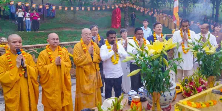 අග්නිදිග ආසියාවේ විශාලතම විහාරස්ථානයක් වූ බායි ඩින් බෞද්ධ විහාරස්ථානය වැඳ පුදා ගැනීමට අනුර යයි! වියට්නාම් ජනතාවගෙන් උණුසුම් පිළිගැනීමක්! PHOTOS I Sri Lanka Latest News
