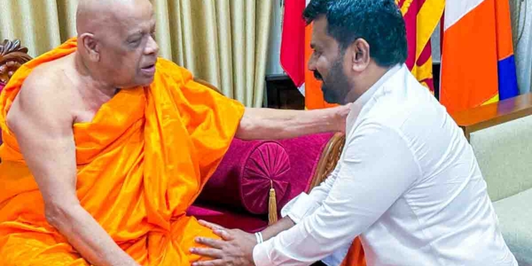 නුවරඑළියේ රාජ්‍ය වෙසක් උත්සවයේ ආරම්භක අවස්ථාවට සහභාගී වී කොළඹ එන ගමන් අනුර නුවර ගිහින් මල්වතු-අස්ගිරි මහනාහිමිවරුන් බැහැදකී! PHOTOS I Sri Lanka Latest News