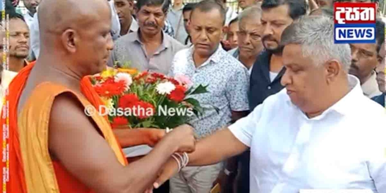 මාස දෙකක් ඇතුළෙ ඉඳලා එළියට ආපු චාමර කෙළින්ම බදුල්ලේ රණවිරු ස්මාරකයට ගිහින් යුද විරුවන්ට ආචාර කරයි! යුද ජයග්රහණයට වඩා අනුරගේ ජයග්රහණය විශාලයි කියපු බදුල්ලේ සමන්ත විද්යාරත්නගේ පලු අරියි! VIDEO I Sri Lanka Latest News