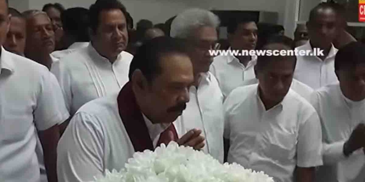 නිළි රැජින පාර්ලිමේන්තුවට අරන් ආපු මහින්ද ගෝඨාත් එක්ක ඇවිත් අවසන් ගෞරව දක්වයි! VIDEO I Sri Lanka Latest News