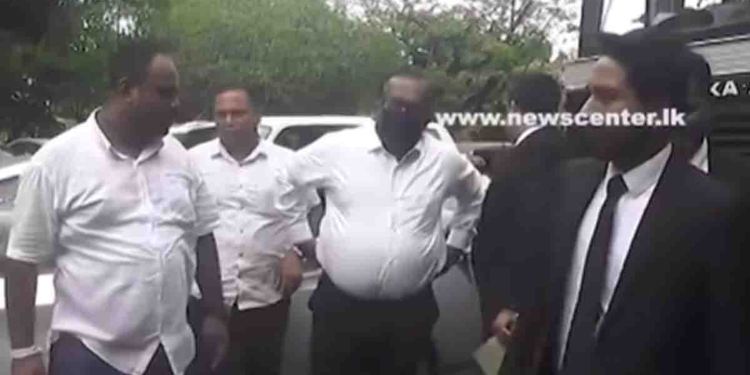 දුටු තැන අල්ලන්න වරෙන්තු නිකුත් කර සිටින මහින්දානන්ද පොඩි කාර් එකක මූණත් වහගෙන උසාවියට එයි! VIDEO I Sri Lanka Latest News