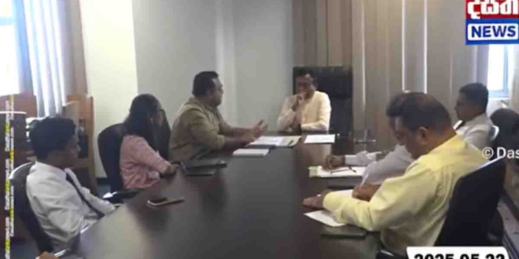 නඩු 32ක් ඉවත් කරගන්න පොලිස් ඇමැති වටගල ළඟට අරගලකරුවෝ ඇවිත්! VIDEO I Sri Lanka Latest News