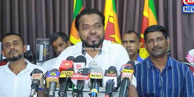 අල්ලස් කතා ඇත්තක් වෙන්න වගේ යන්නේ? මාලිමාවේ ප්රබල ඇමැති මුලින්ම අපේ ගෙදර ආවා! පළාත් සභා ටිකට් එක දෙන්නම් කිව්වා! ලක්ෂ 80 ගාණේ ස්වාධීන මන්ත්රීවරුන්ට දෙන්න යෝජනා කළා! තවත් ලොකු ‘ඔෆර්ස්’ ආවා! කොළඹදීත් සාකච්ඡාවක් කළා! CCTV සාක්ෂිත් තියෙනවා! සජබ මන්ත්රීවරු ආන්දෝලනාත්මක මාධ්ය හමුවක! VIDEO I Sri Lanka Latest News
