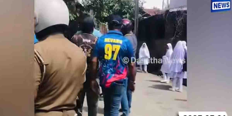 පැත්ත පළාතේ එන්නෙ නැතිව ඡන්ද කාලෙට ප්‍රශ්න විසඳන්න ගමට ආපු සෙට් එකක් ගමේ මිනිස්සු එළවන හැටි බලන්න! VIDEO I Sri Lanka Latest News