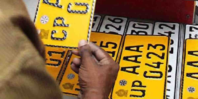කාලයක් හාල් තිබ්බෙ නෑ! තව කාලයක් පොල් තිබ්බේ නෑ! තවත් කාලයක් බිත්තරත් නෑ! දැන් ලුණුත් නෑ! ඒ මදිවාට වාහනවලට දෙන්න අංක තහඩුත් නෑ! වාහන අංකෙ බෝඩ් එකක අතින් ලියලා ගහගෙන යන්නලු! I Sri Lanka Latest News
